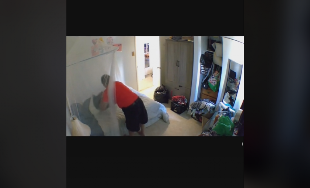 Vrouw ziet vanop vakantie hoe huisbaas haar slaapkamer insluipt en DIT doet met haar bed (video)