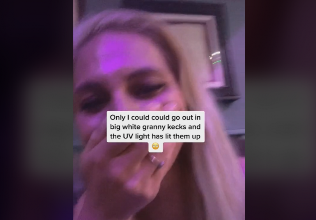 OMG. Vrouw schaamt zich dood nadat opvallend ondergoed oplicht onder jurk door blacklights in bar (video)