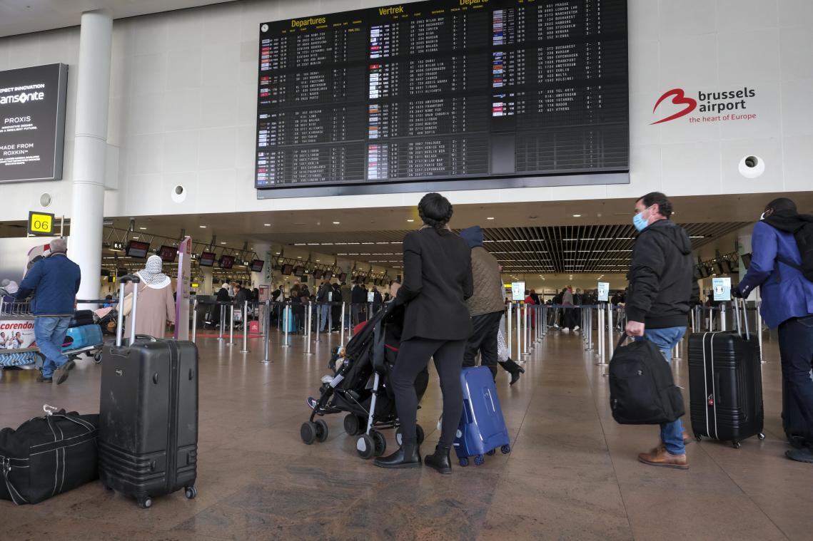 Vakantiegangers uit DEZE landen brengen de meeste besmettingen mee terug