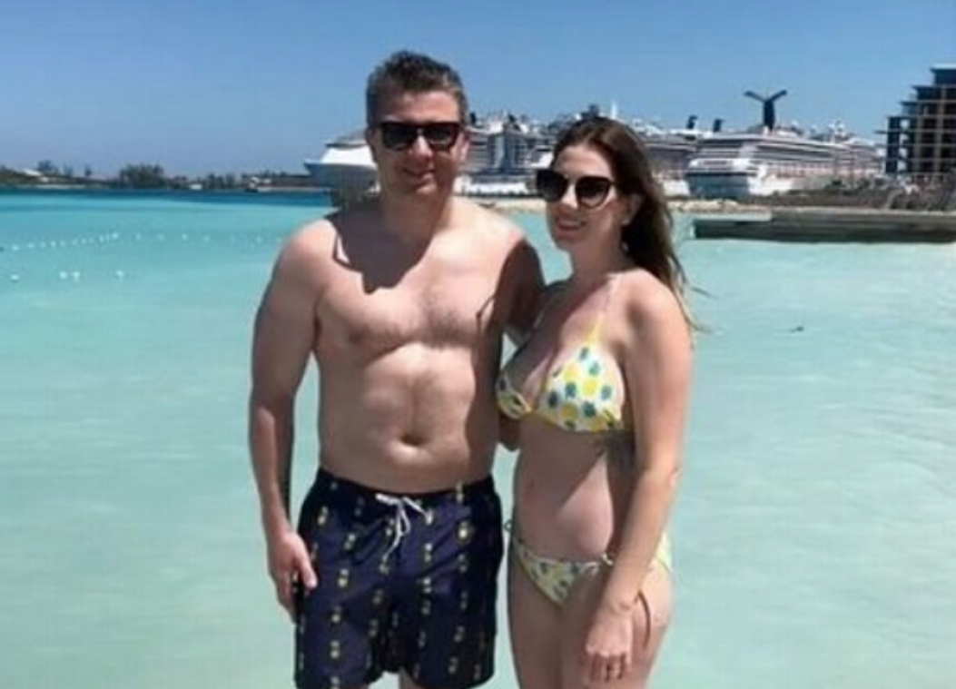 OMG. Koppel aanzien als swingers door DIT detail op hun kledij (video)