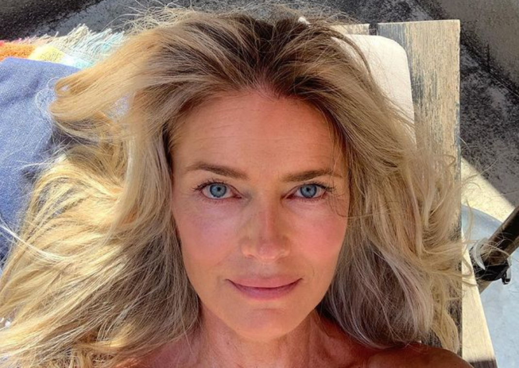 Model (56) poseert in bikini om statement te maken: «Ik wil niet elke dag tegen mijn leeftijd vechten»