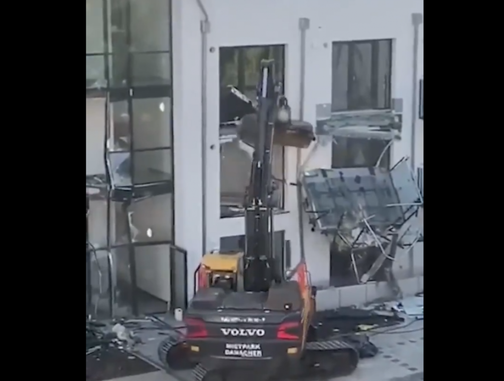 Niet op tijd betaald? Dan haalt deze aannemer de sloophamer boven (video)