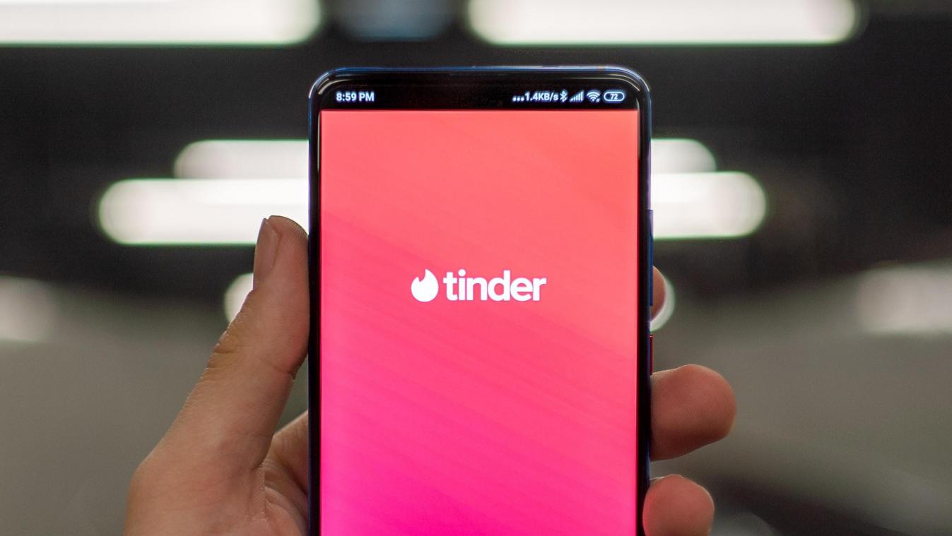Man neemt Tinder Plus zodat hij kan daten met olympische atleten en gaat viraal