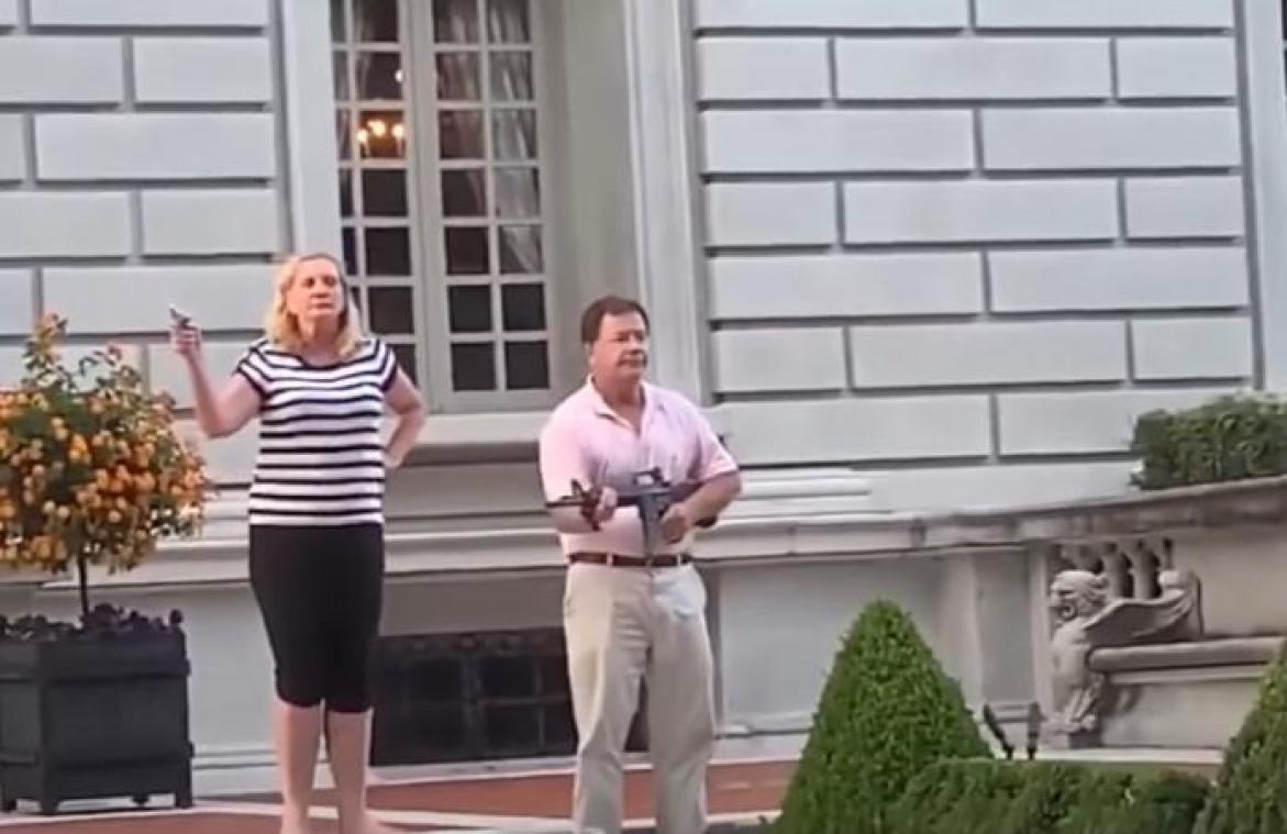 Gratie voor Amerikaans koppel dat met geweren zwaaide tijdens Black Lives Matter-betoging (video)