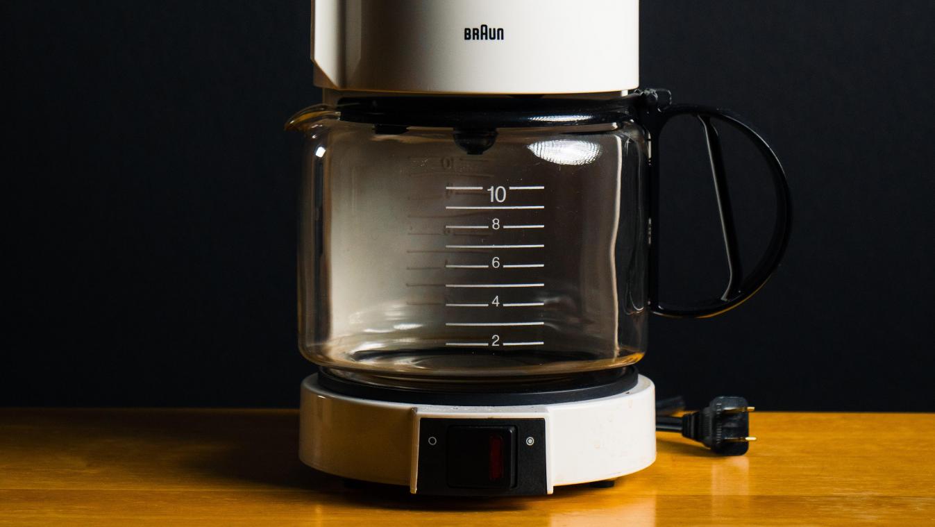 Twee makkelijke trucjes om de koffie uit je goedkope koffiezetapparaat lekkerder te maken