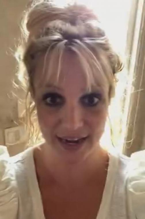 BIZAR. Britney Spears in de wolken met eigen aankoop van iPad: «Een mijlpaal!» (video)