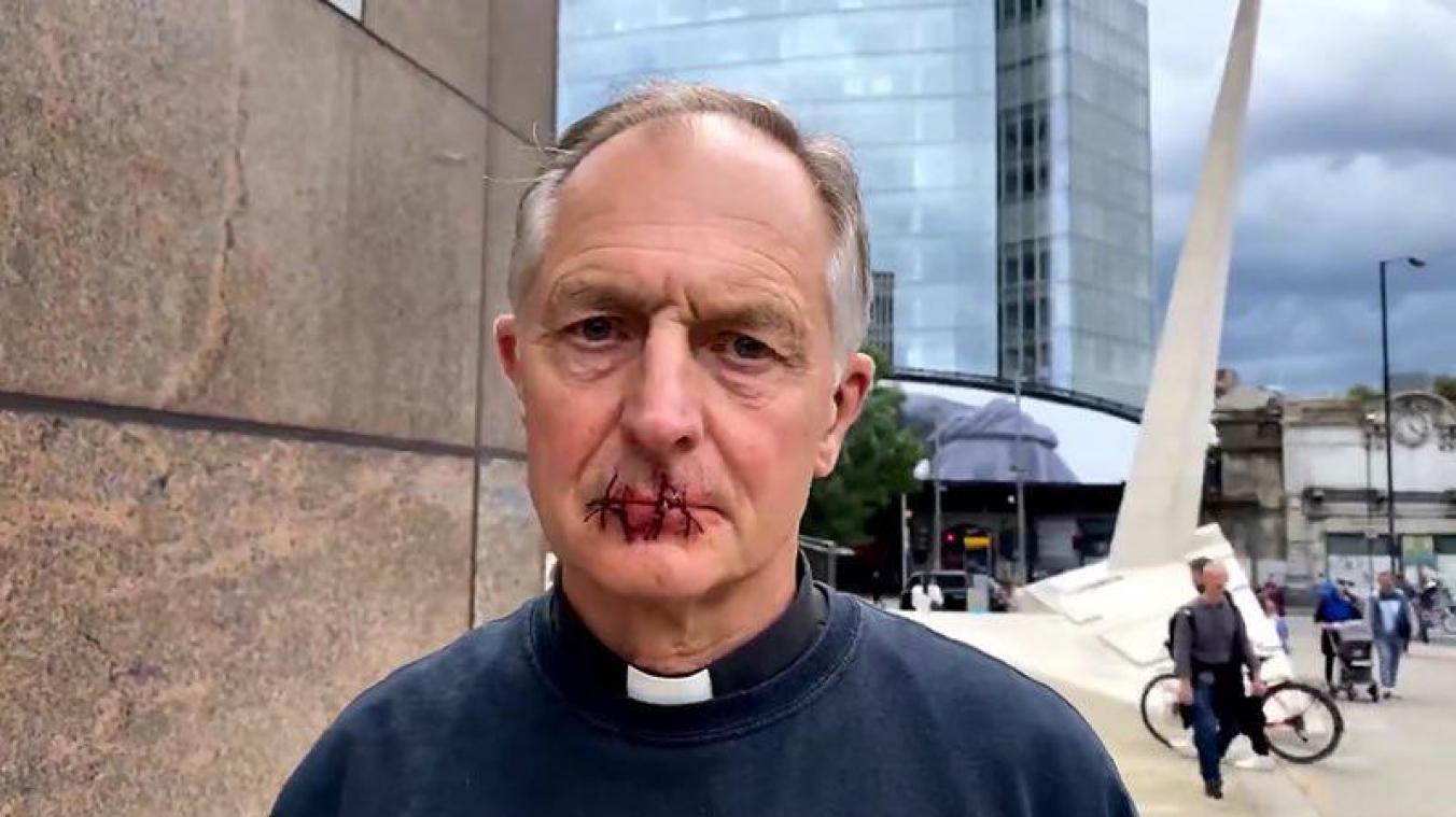 BIZAR. Priester naait mond dicht uit protest tegen «klimaatontkenners»