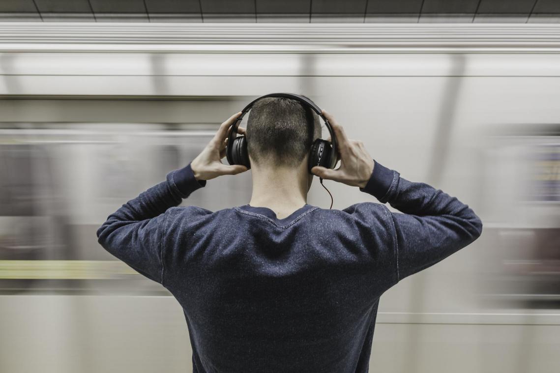 Studie waarschuwt: gebruik van koptelefoon verhoogt kans op eenzaamheid