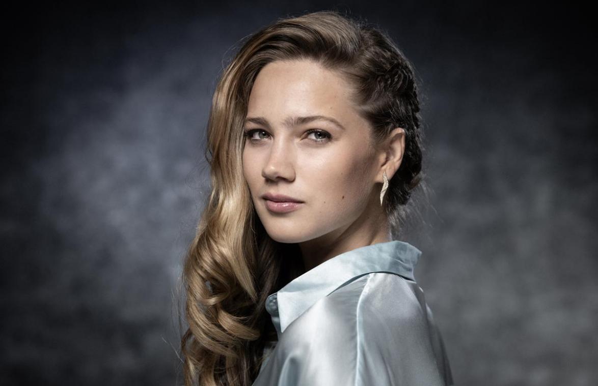 Lauren Versnick poseert op gewaagde wijze en krijgt complimenten van heel wat BV’s (foto)