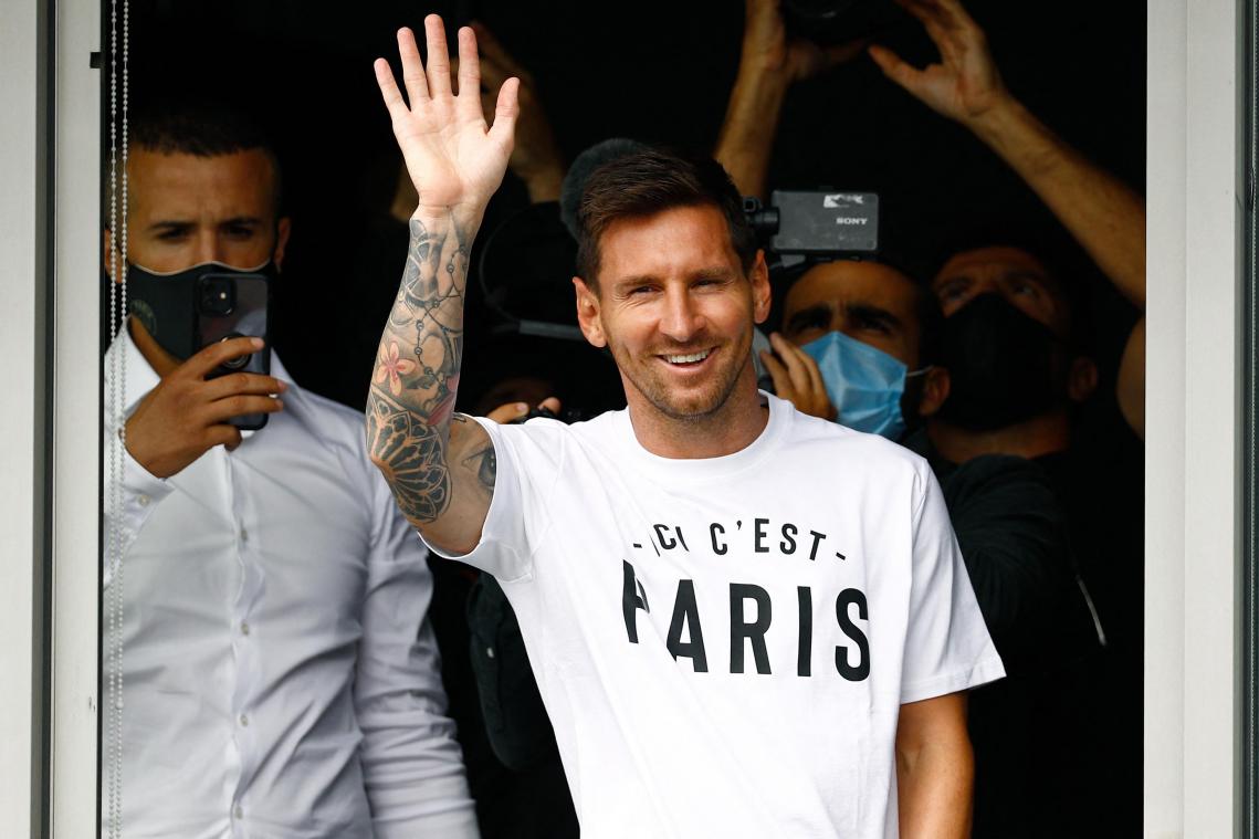 Officieel: Messi tekent bij PSG, begroet uitzinnige menigte in Parijs (video)