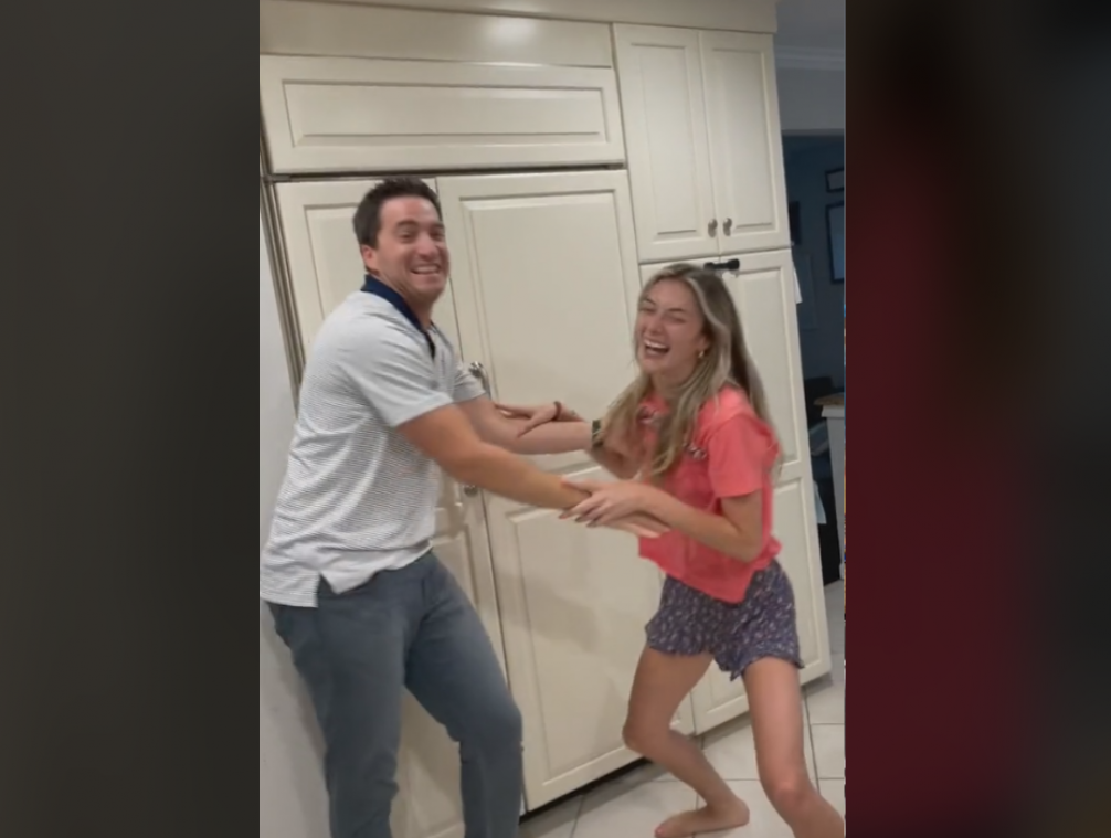 Volgers waarschuwen moeder nadat echtgenoot met nanny ‘flirt’: «Je raakt haar borsten aan!» (video)