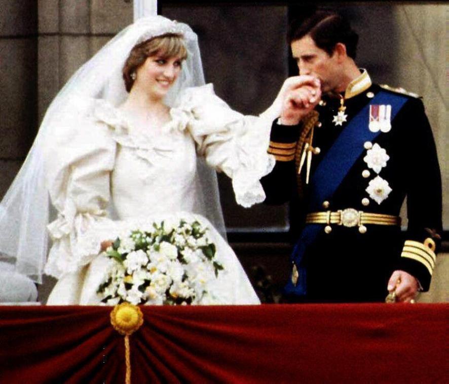 Stuk bruidstaart van Charles en Diana onder de hamer voor veelvoud van verwacht bedrag (foto)