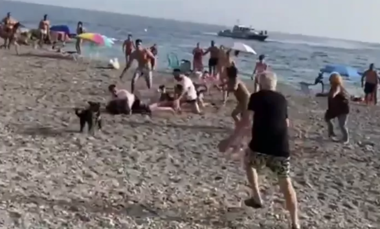 Badgasten overmeesteren drugssmokkelaars nadat hun boot crasht op strand (video)