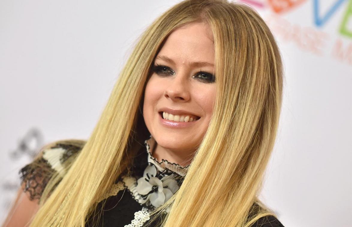 Ophef over bikinifoto van Avril Lavigne: «Je tepel tonen? Dat had ik niet van je verwacht»
