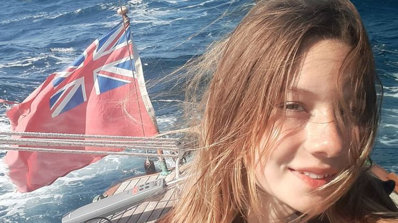 Veertienjarig meisje zeilt solo rond Groot-Brittanië (foto’s)