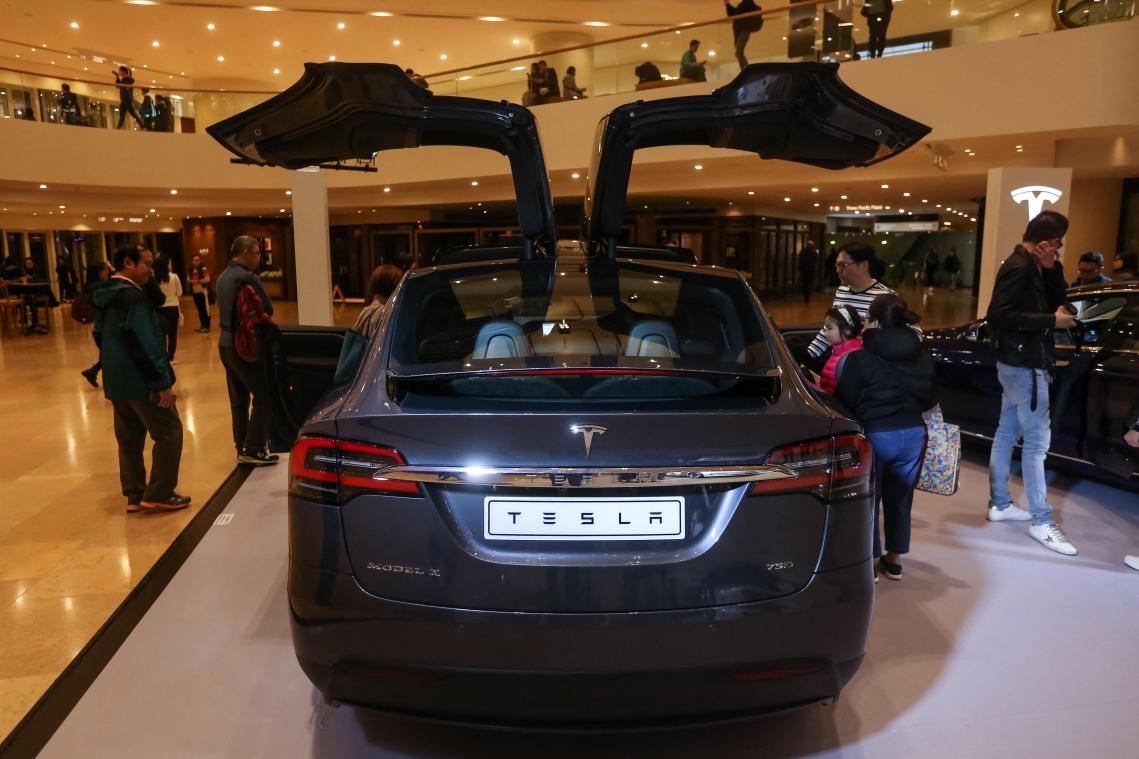 BIZAR. Tesla-chauffeur rijdt door stad met ‘vleugeldeur’ wijd open, tot het onvermijdelijke gebeurt... (video)