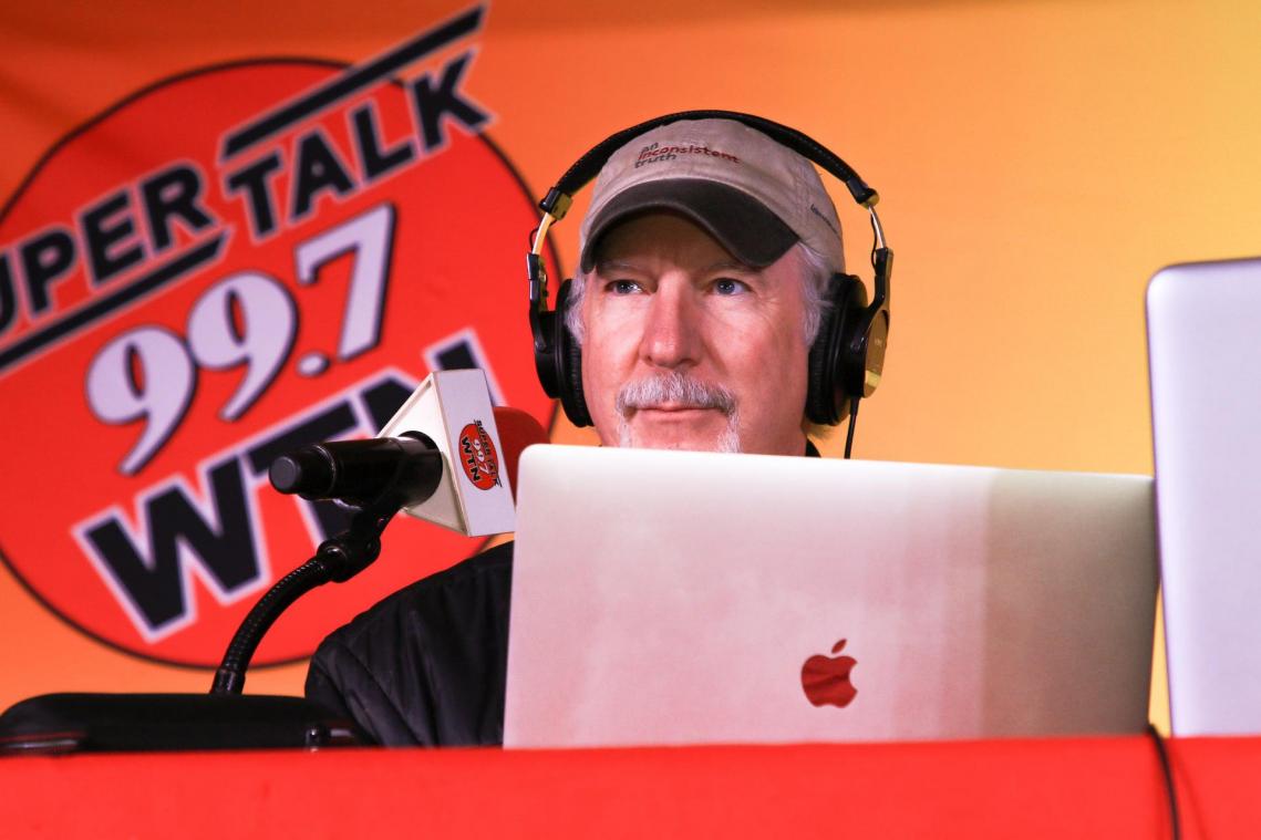 BIZAR. Radiohost en vaccinscepticus die parodielied maakte over vaccinatie sterft aan corona
