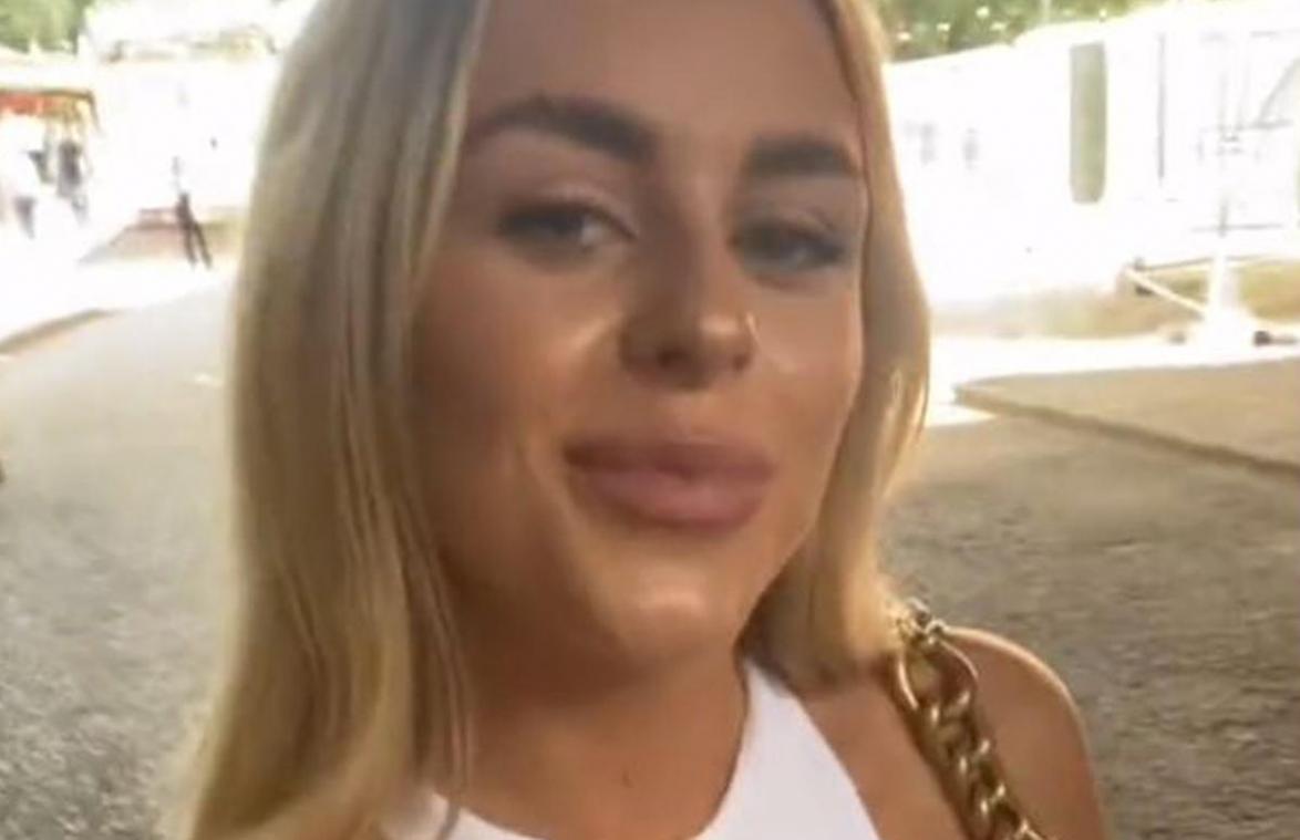Vrouw gaat op toeristische attractie maar ‘verliest’ haar broekje zonder het te beseffen (video)