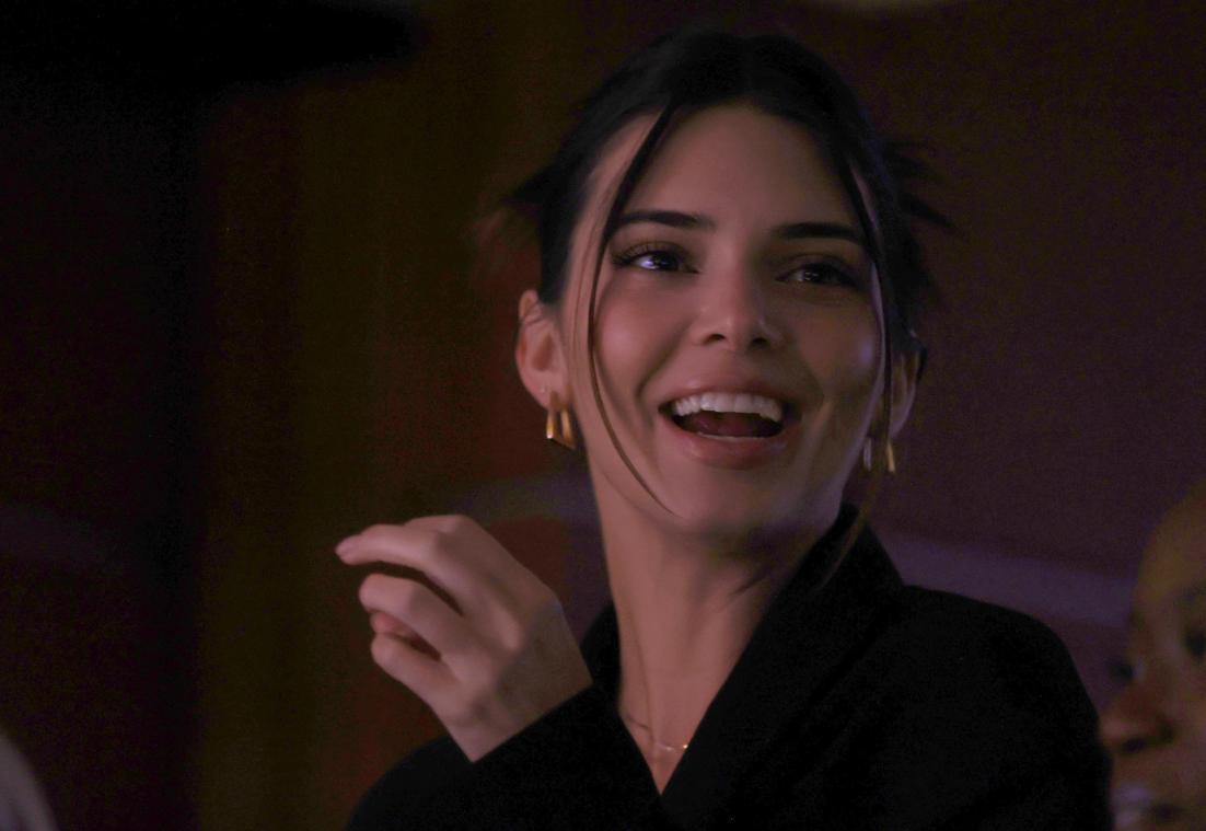Bijna volledig naakte Kendall Jenner uitgelachen door fans in opmerkelijke fotoshoot: «Awkward» (foto)