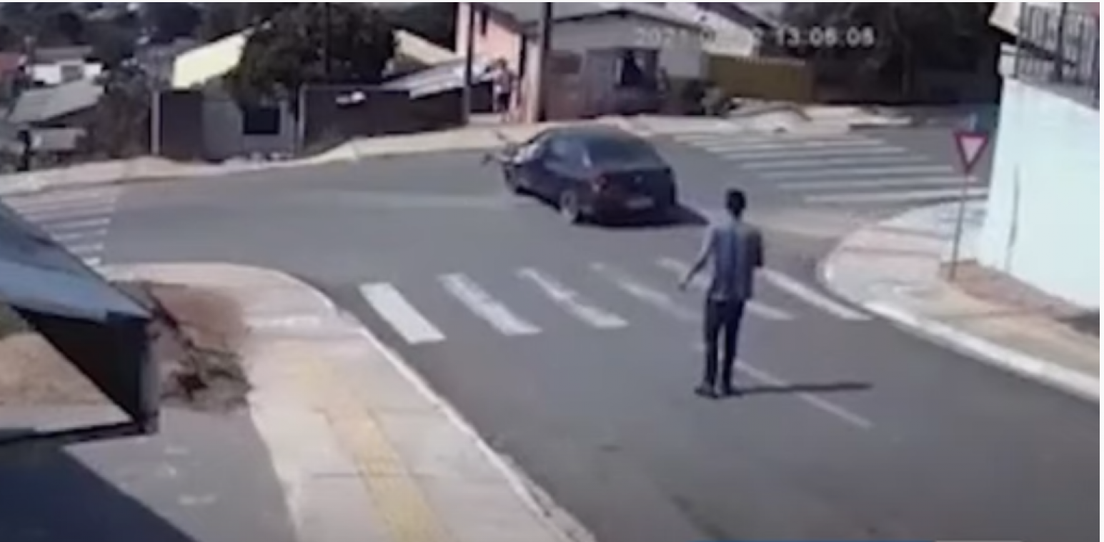 Man voorkomt dramatische crash door door raam van rijdende auto te springen (video)