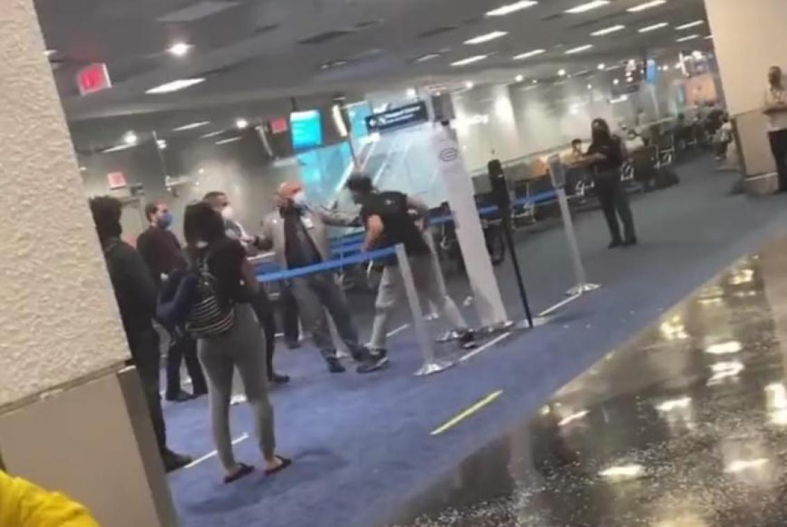 WTF. Veteraan gaat compleet door het lint op luchthaven en valt personeel aan (video)