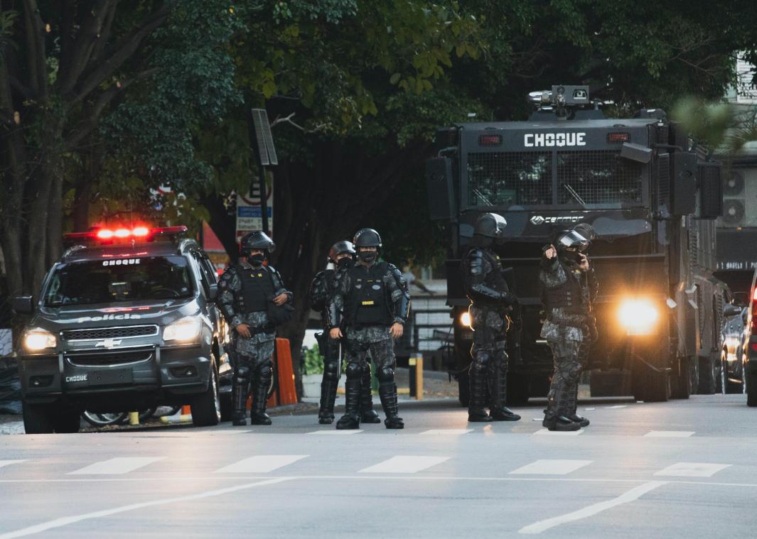 Braziliaanse stad opgeschrikt door vijftigtal (!) bankrovers met zwaar geschut (video)
