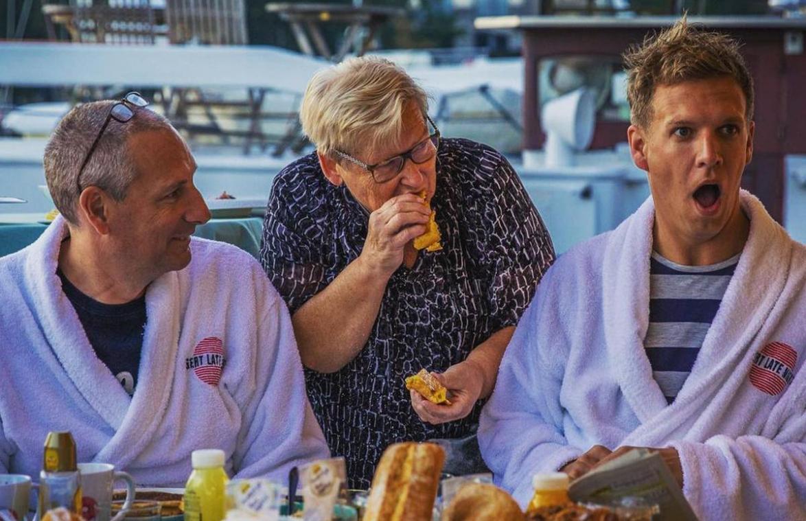 Kokkin uit ‘Gert Late Night’ is overleden: «Ze was een beetje onze mama op de boot»