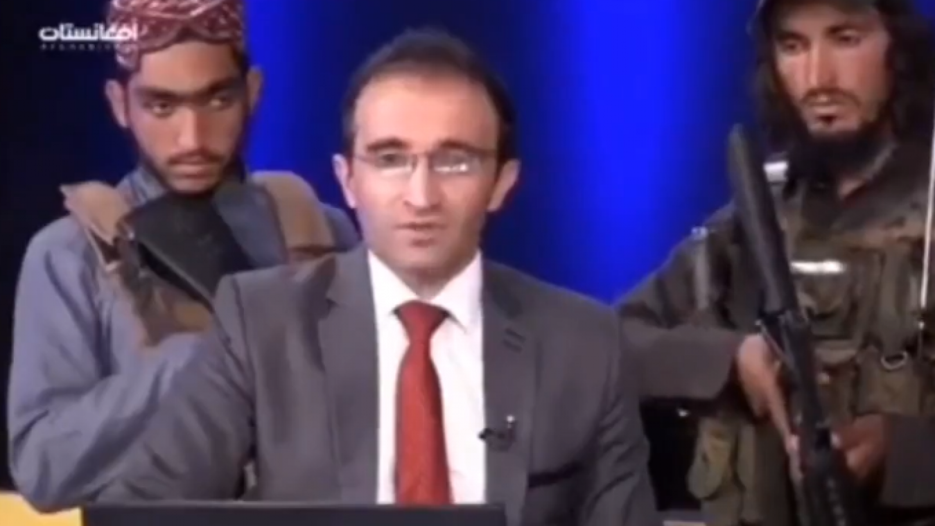 STALEN ZENUWEN. Afghaanse nieuwslezer is omsingeld door acht talibanstrijders tijdens uitzending: «Dit is surreëel» (video)