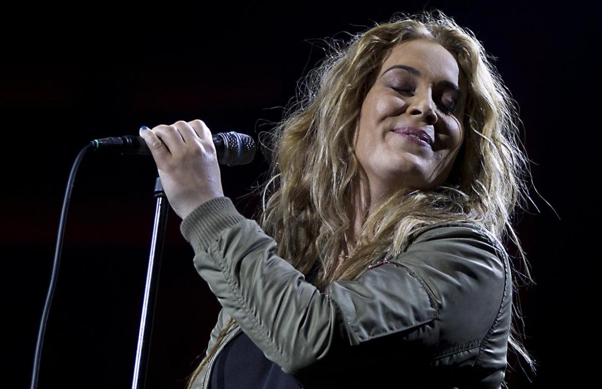Zangeres Anouk haast onherkenbaar na drastische knipbeurt (foto)