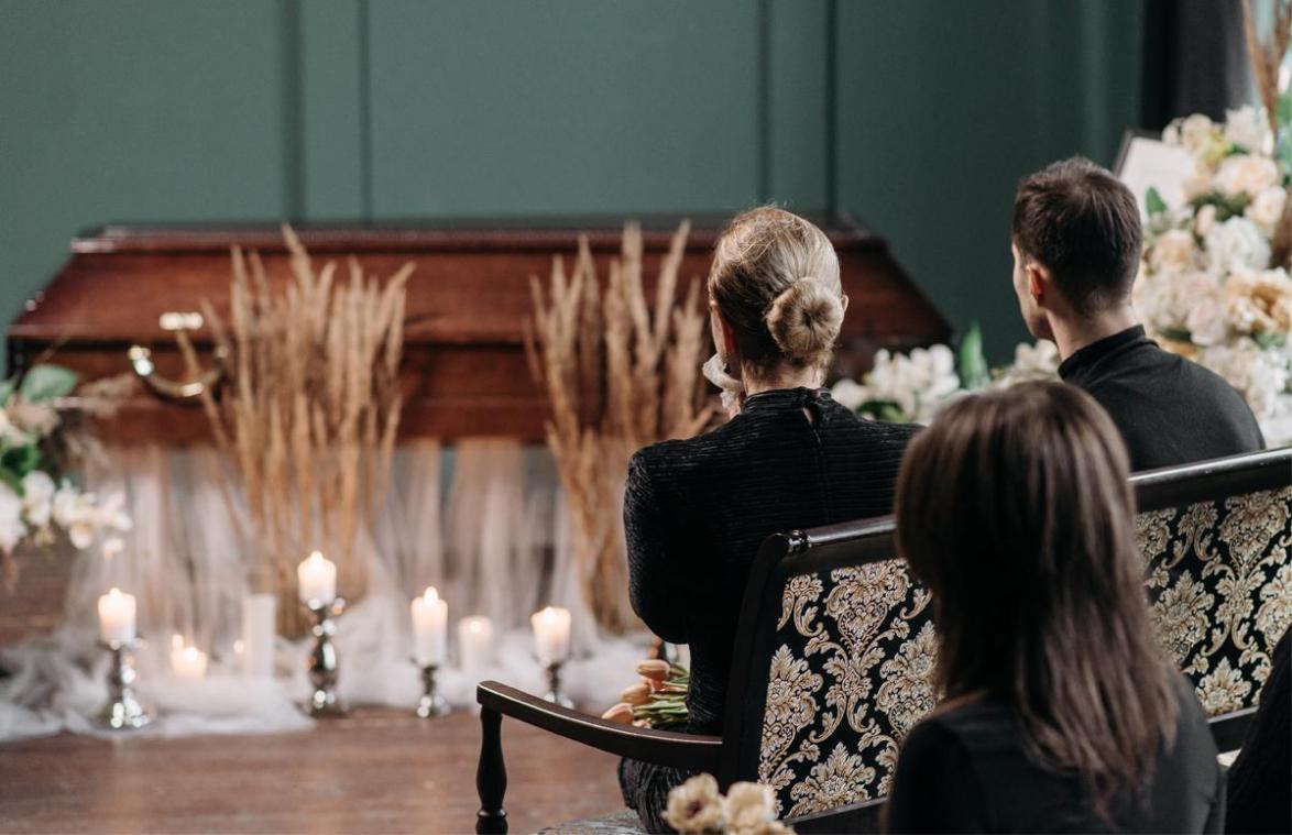 Ophef over ‘ongepaste’ outfit van vrouw op begrafenis van haar opa: «Zo respectloos!» (foto)