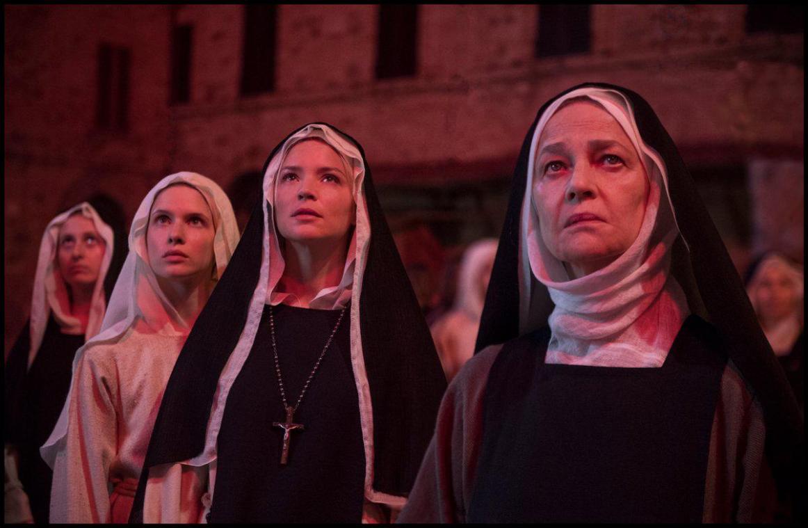MOVIES. Virginie Efira speelt een homoseksuele non in ‘Benedetta’: «De film richt zijn vizier niet op het geloof, maar op de macht»