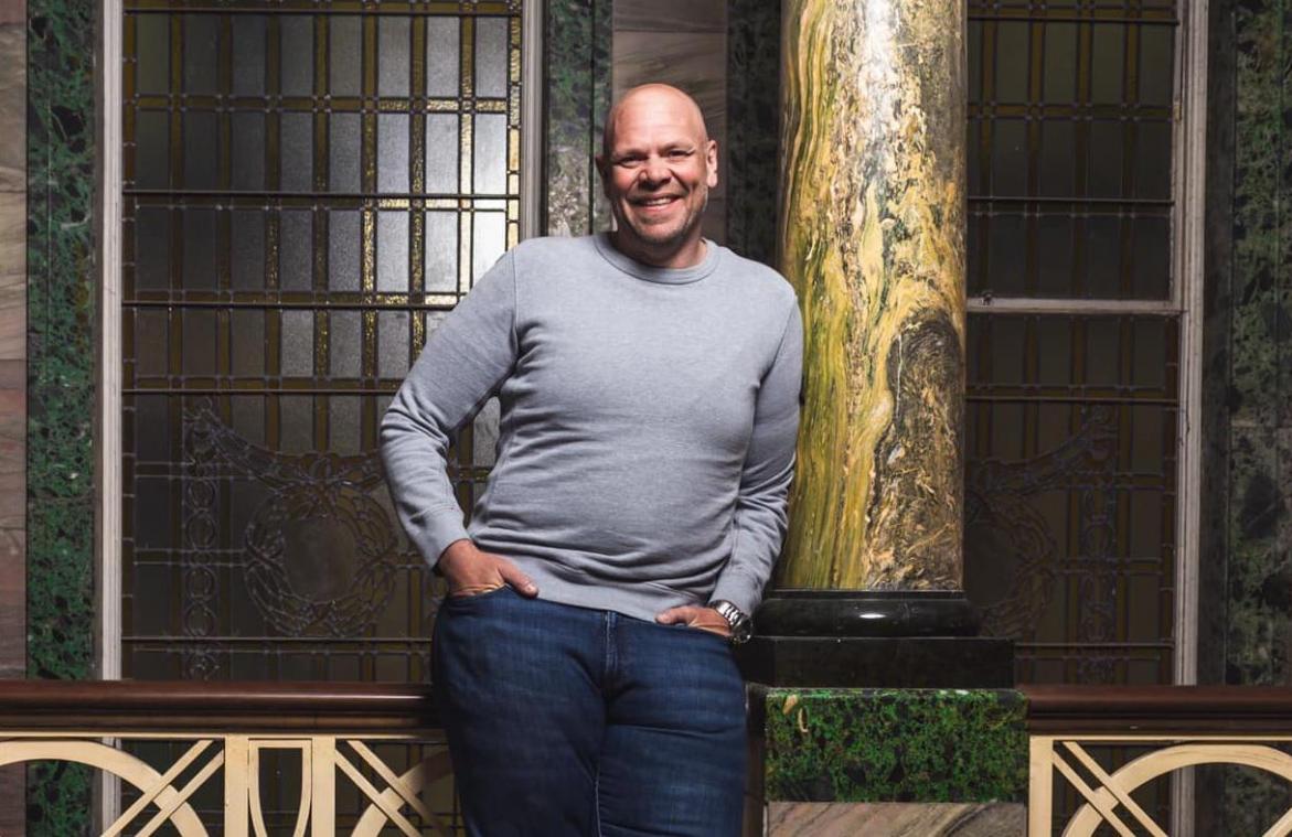 Bekende chef-kok verdedigt peperdure prijzen in zijn «onpretentieuze» pub: «Wat er mis met het woord ‘winst’?»