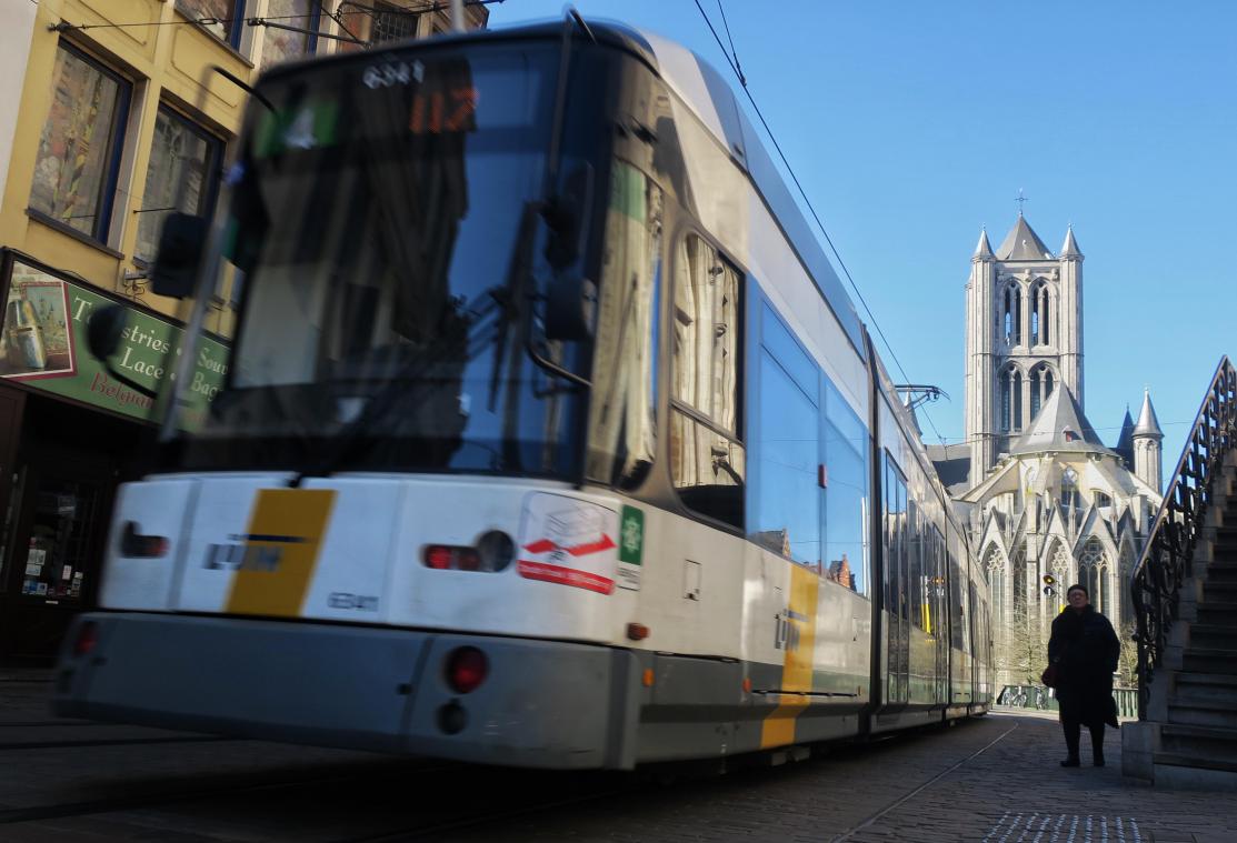 Fietser valt door Gentse tramsporen en sterft: “Niet eenvoudig om in Gent trams te scheiden van ander verkeer”