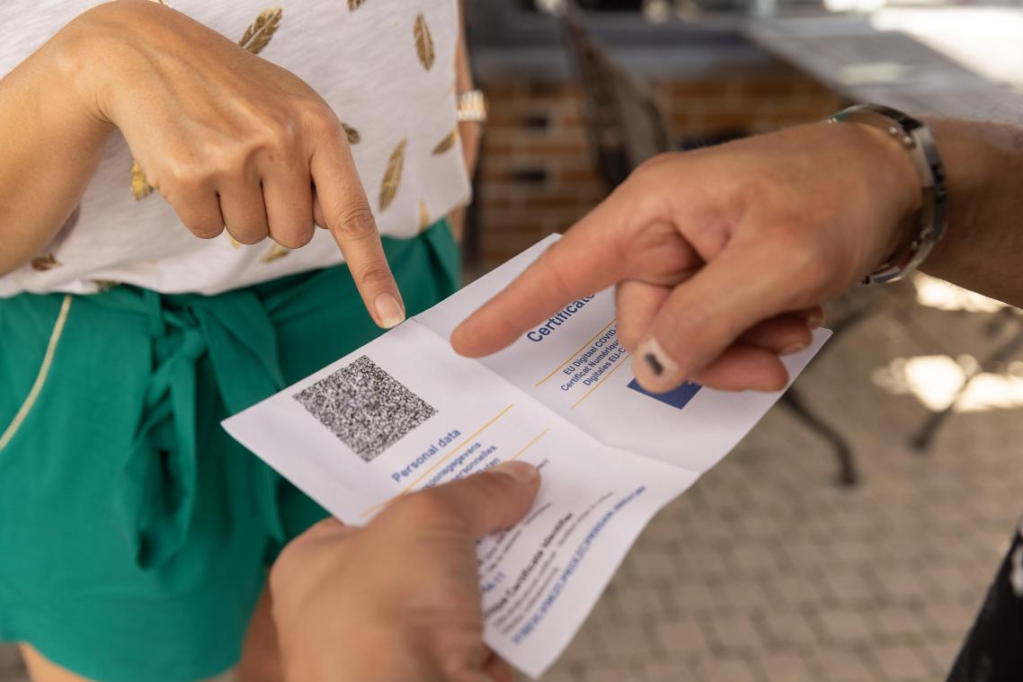 Brusselse medewerker geeft vrienden zonder vaccin toch Covid Safe Ticket