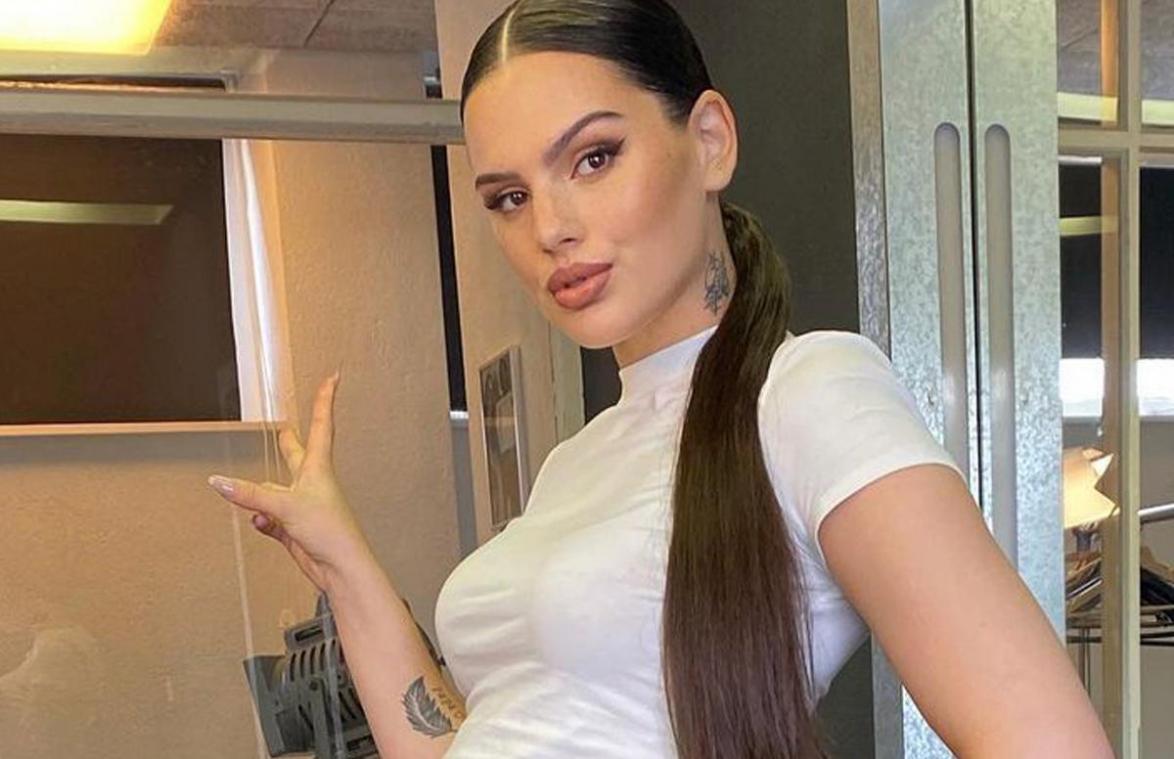 Famke Louise geeft update over zwangerschap: «Wat heb je al een mooi buikje!» (foto)