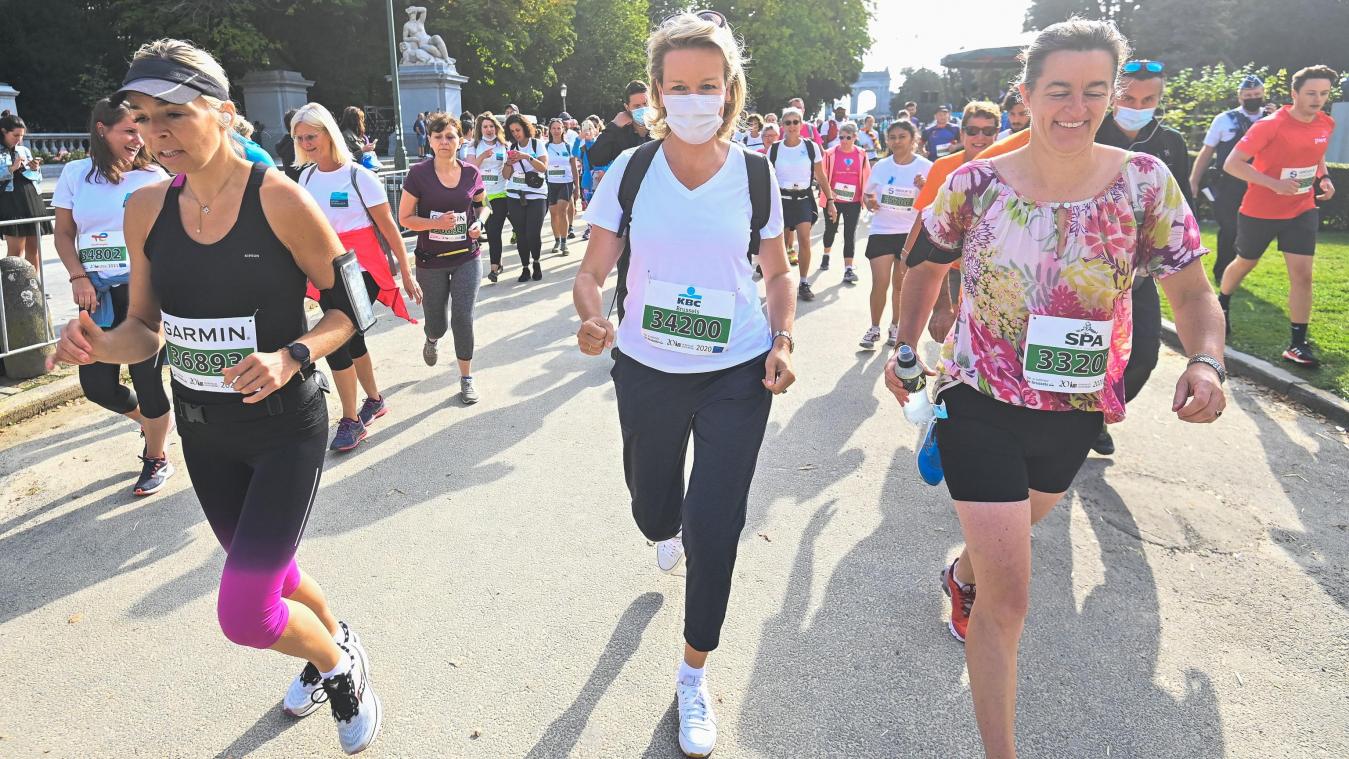 Koningin Mathilde wandelt de 20 km door Brussel