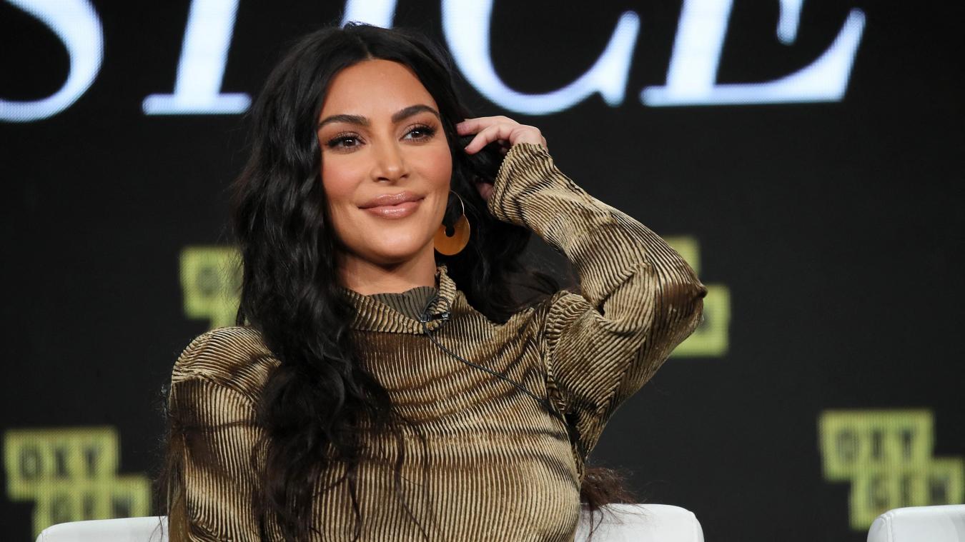 Kim Kardashian draagt SM-outfit van ex Kanye (foto)