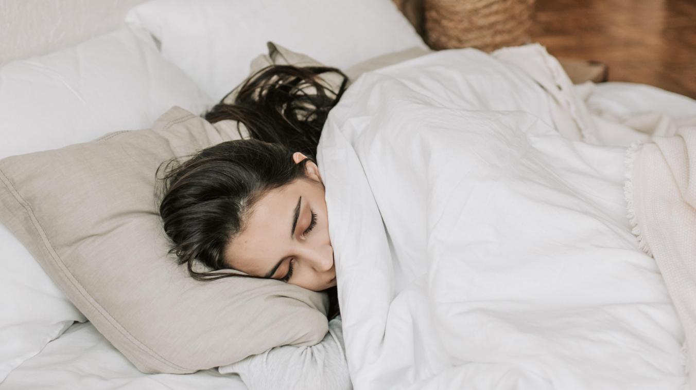 Uitslapen in het weekend verlaagt de kans op depressie, maar blijf niet te lang liggen