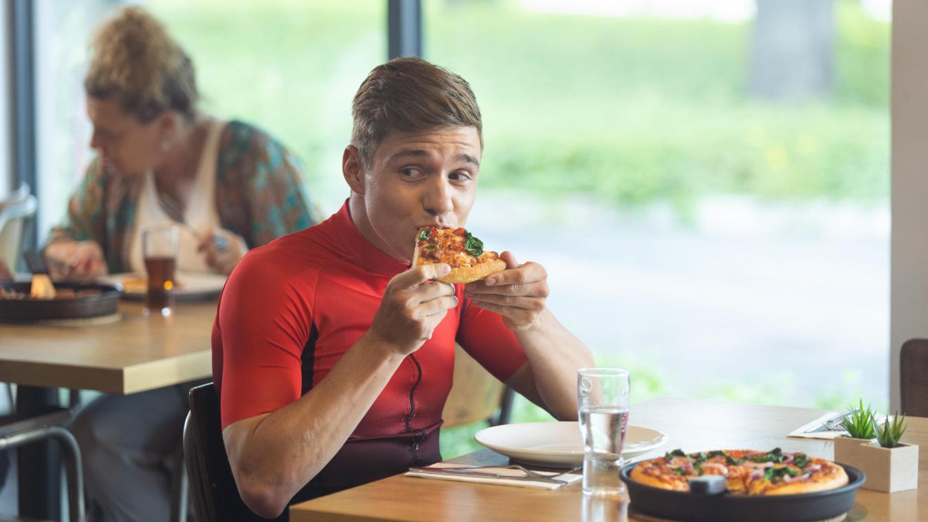 Remco Evenepoel schittert in reclamespot voor Pizza Hut (video)