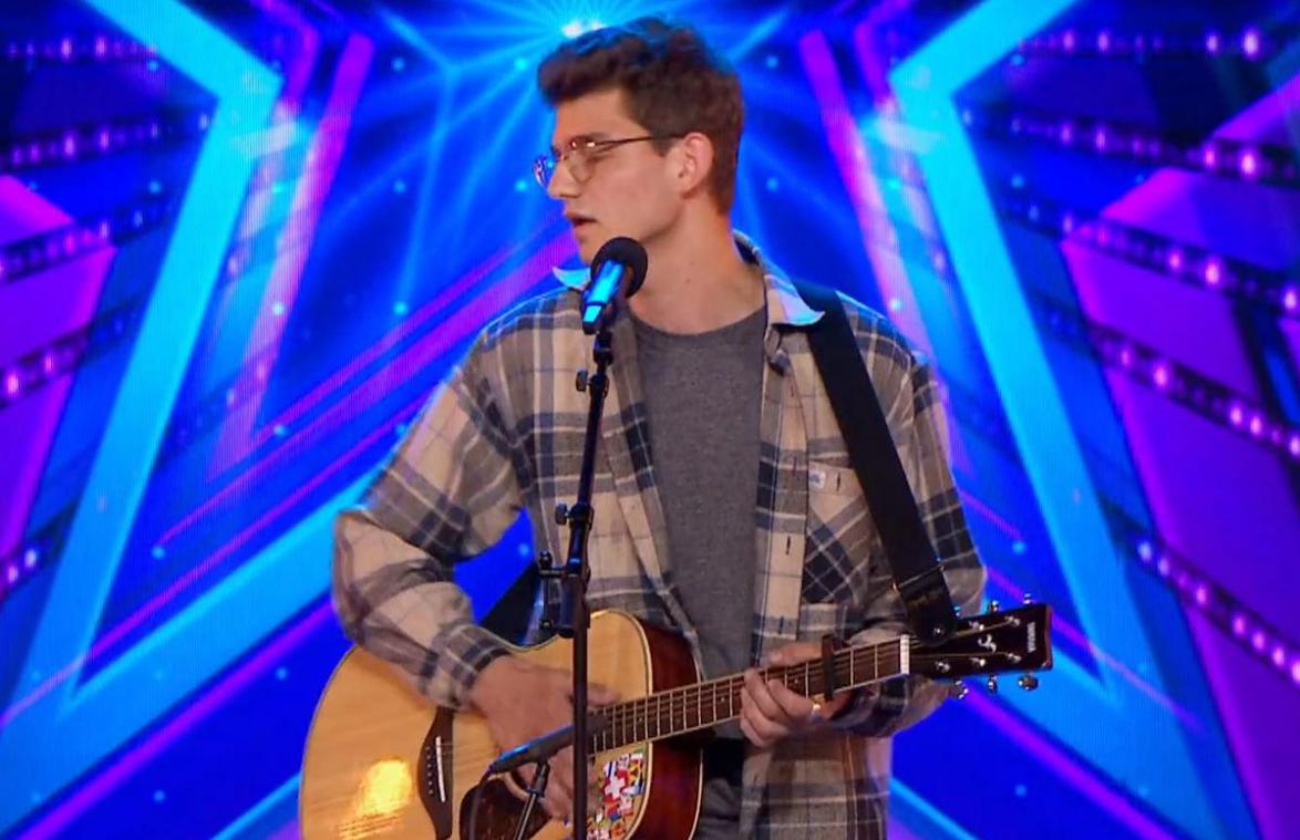 ‘Belgium’s Got Talent’-deelnemer heeft black-out, maar dan krijgt hij hulp van Bart Peeters (video)