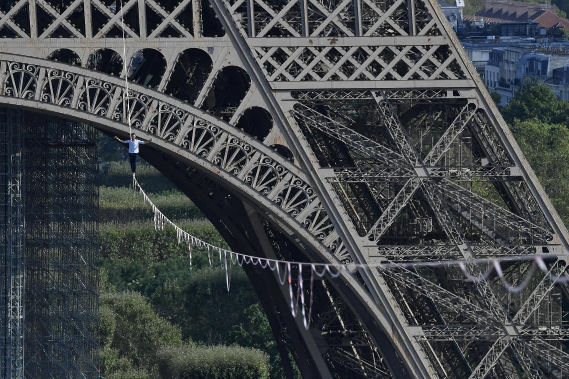 Koorddanser steekt de Seine over vanop de Eiffeltoren (foto’s)