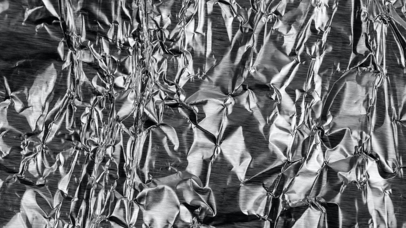 BIZAR. Amerikaan pakt huis in met aluminiumfolie om het te beschermen tegen bosbranden