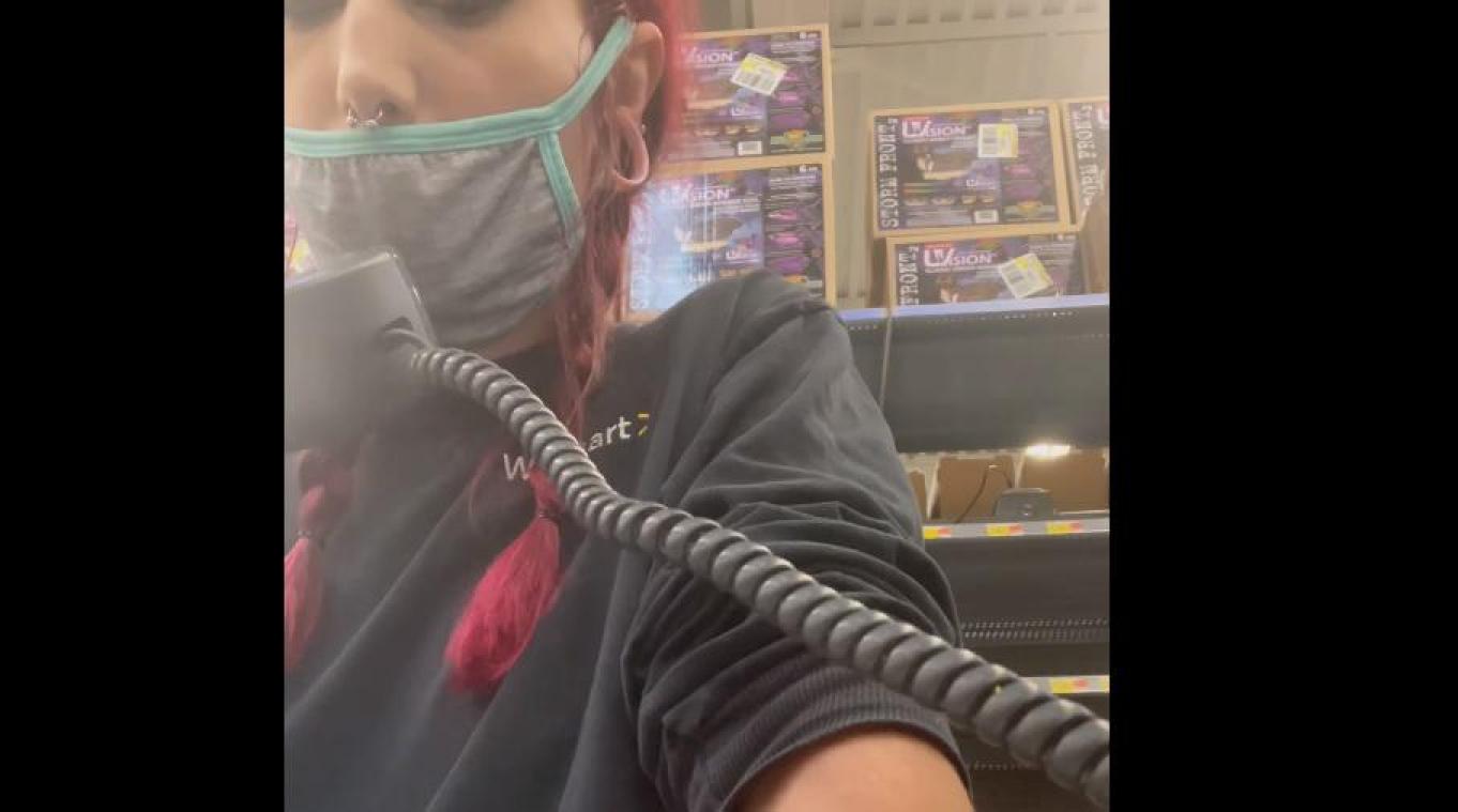 Supermarktmedewerker neemt op brutale manier ontslag via omroepsysteem: «Aan onze manager, je bent een pervert» (video)