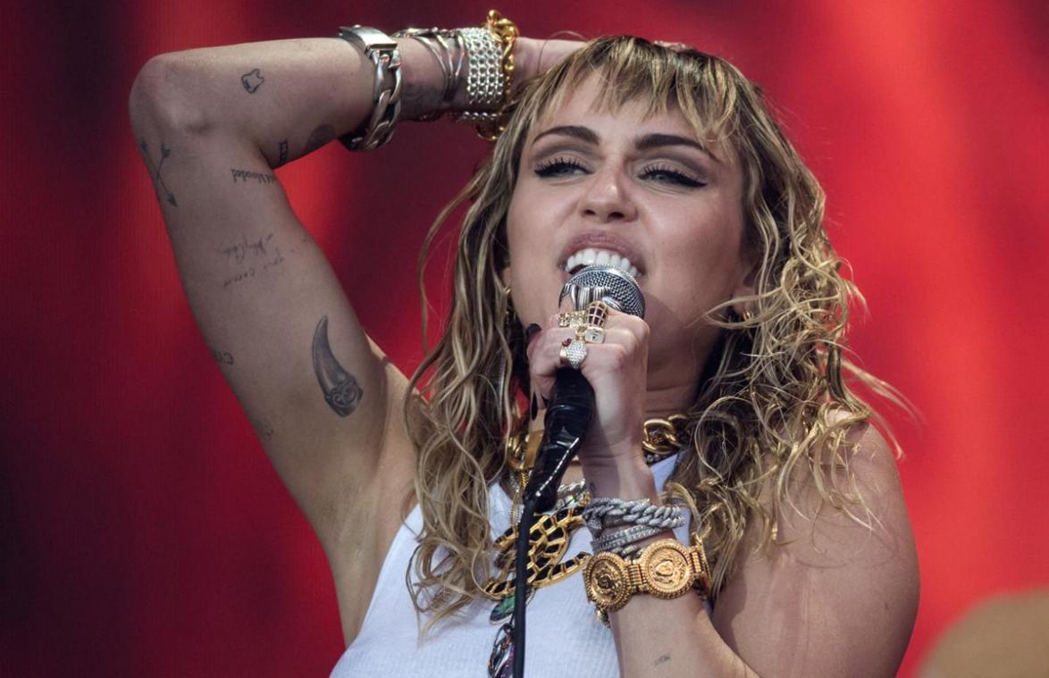 Miley Cyrus lokt commentaar uit met opvallend kort rokje: «Miley, alsjeblieft...» (foto’s)