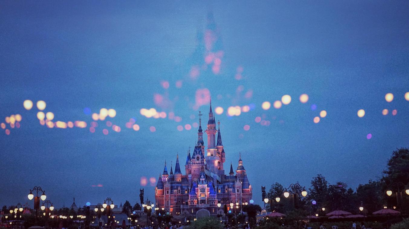 GENIAAL. Pretparkganger onthult dé truc om nooit aan te schuiven in Disneyland
