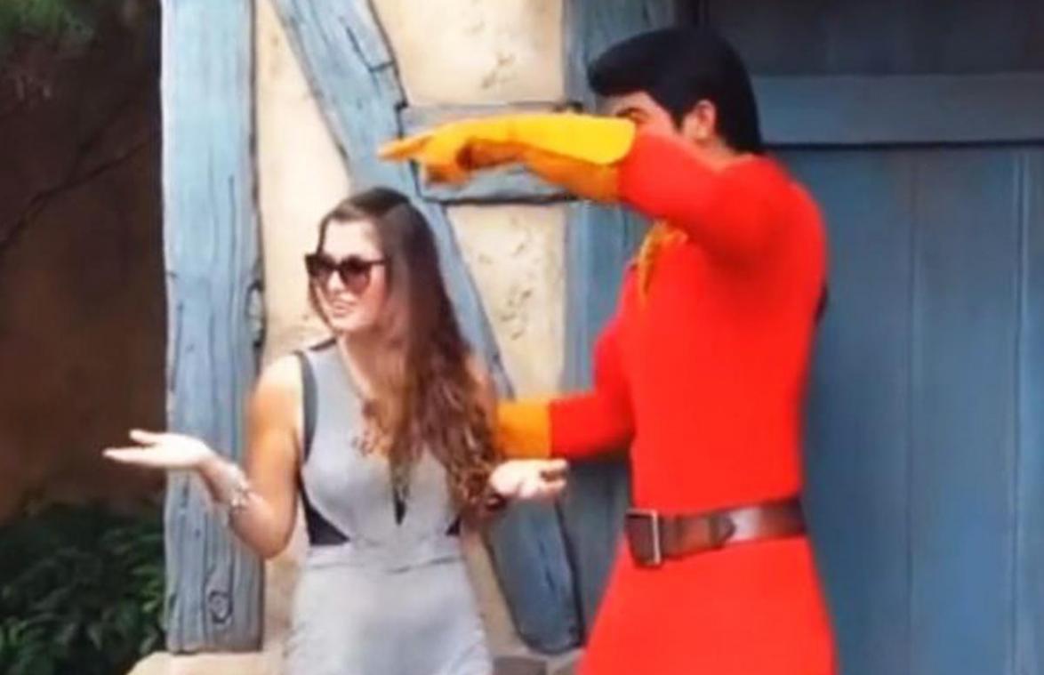 Vrouw betast Disneyland-personage, maar die kan daar écht niet mee lachen (video)