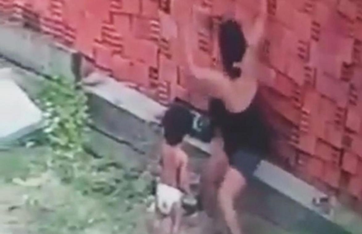 Moeder riskeert eigen leven om zoontje te beschermen van omvallende muur (video)