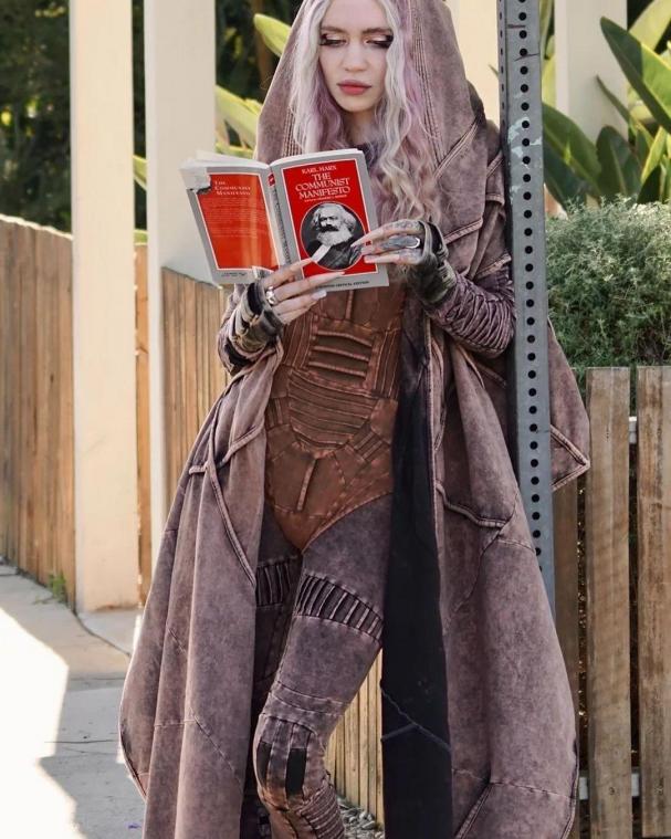 Na breuk met Elon Musk: Grimes gespot met Karl Marx’ Communistisch Manifest