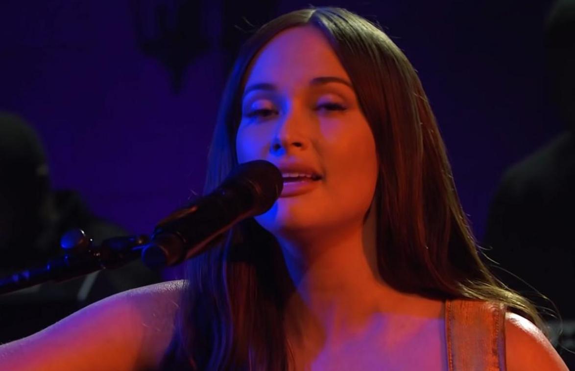Zangeres treedt in haar blootje op in ‘Saturday Night Live’: «Eerste keer ooit in deze show» (video)