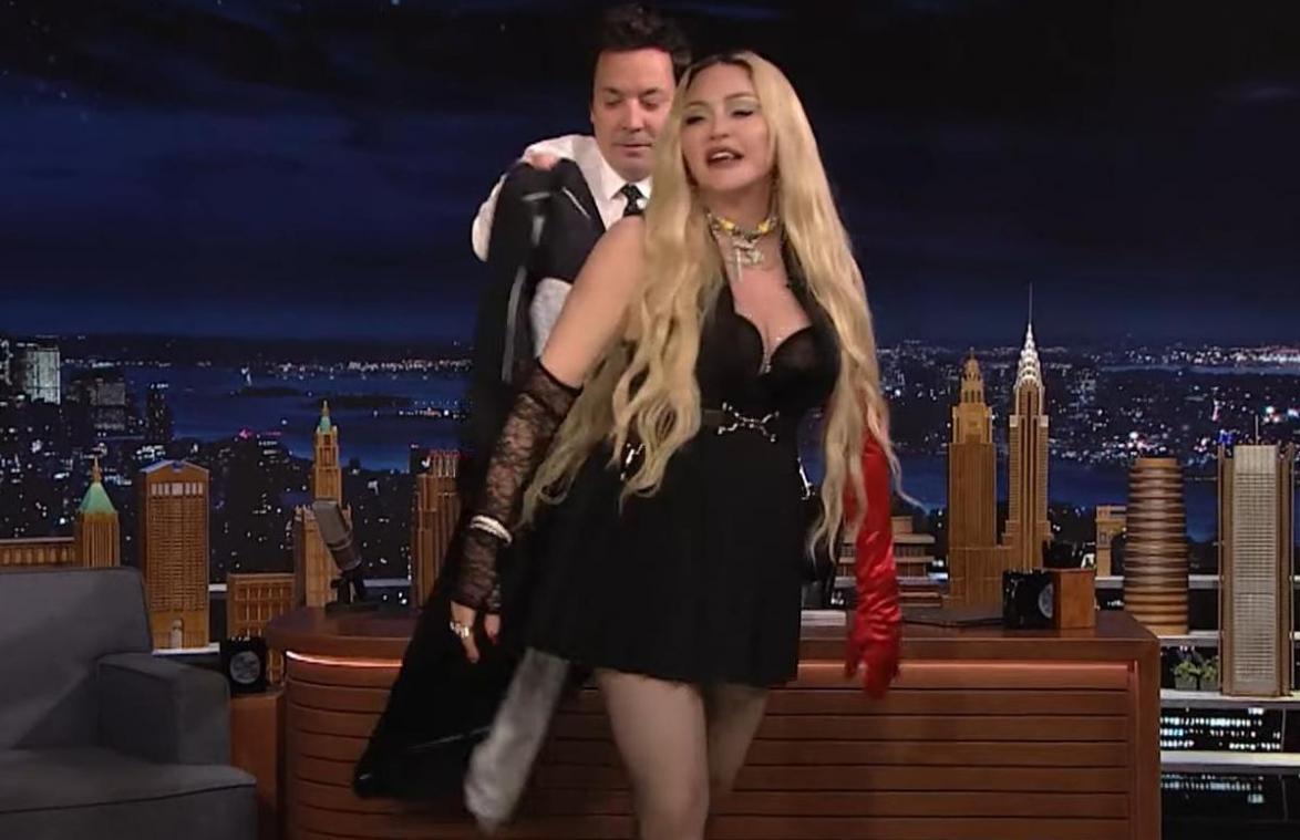 Madonna trekt rokje omhoog tijdens talkshow: «Ze is hier te oud voor geworden» (video)